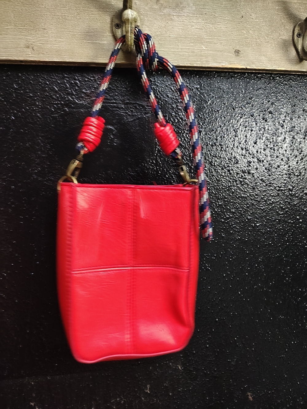 Universal Thread Crossbody - Picture 2 of 4